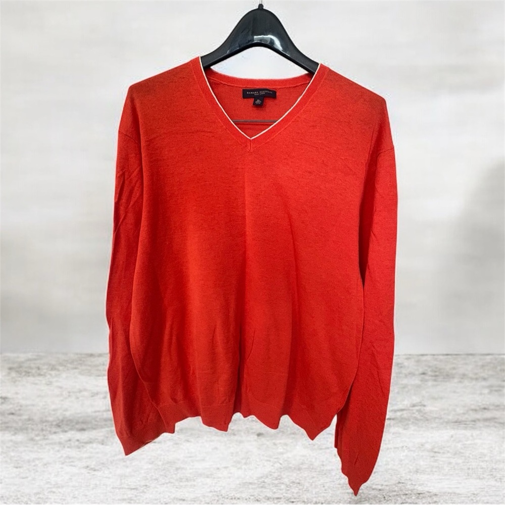 Banana Republic orange V-neck lightweight sweater in a silk-linen blend, XL.‎